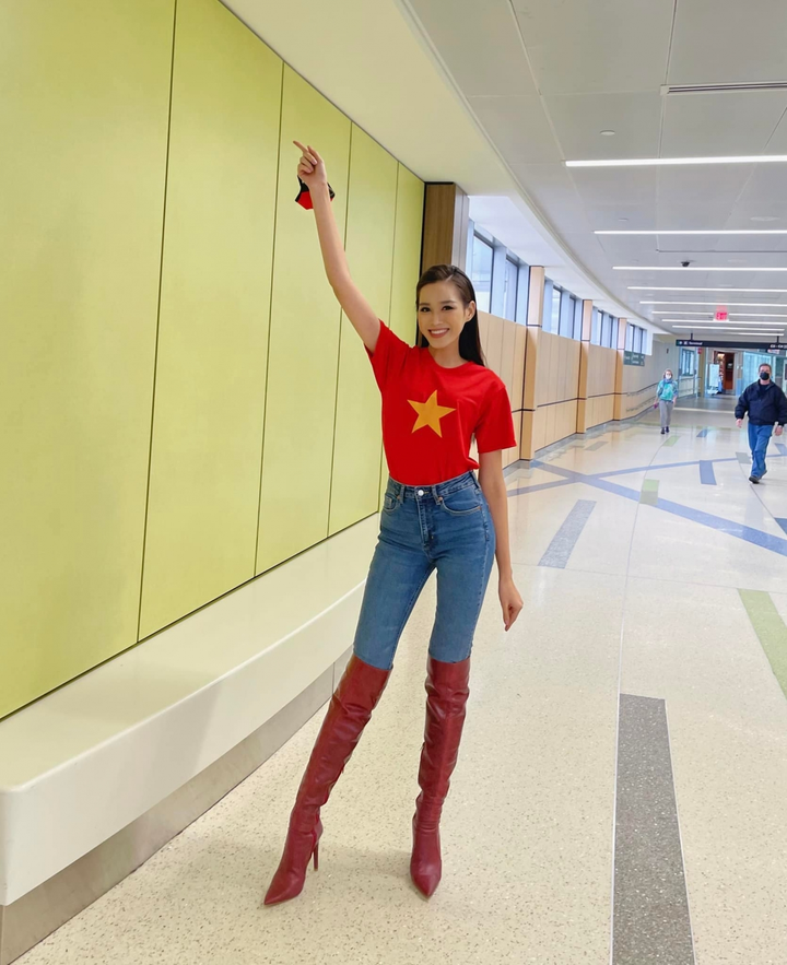 Diện áo cờ đỏ sao vàng, Hoa hậu Đỗ Thị Hà rạng rỡ tại sân bay Mỹ - 2