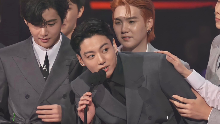 Ảnh không photoshop 'bóc' nhan sắc BTS: Đẹp trai cỡ nào mà gây bão mạng xã hội? - 4