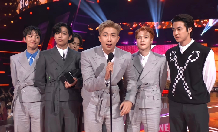 Ảnh không photoshop 'bóc' nhan sắc BTS: Đẹp trai cỡ nào mà gây bão mạng xã hội? - 7