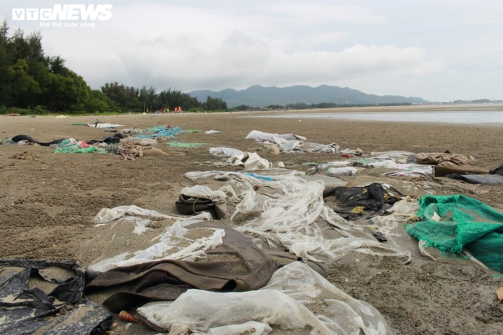 Ảnh: Rác thải nhựa bủa vây các bãi biển ở Bà Rịa - Vũng Tàu - 2