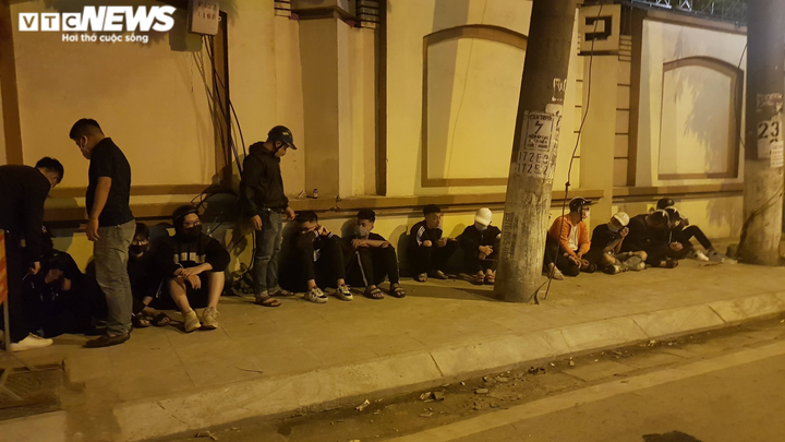 Công an Hà Nội vây bắt hơn 40 'quái xế' náo loạn đường phố trong đêm - 2