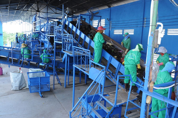 Người đàn ông miệt mài 'biến' rác thải nhựa thành tiền - 2