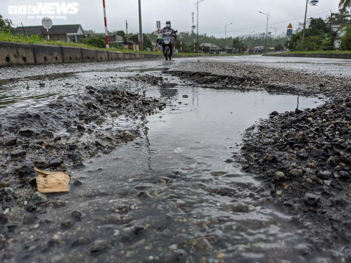 Ảnh: Vá 'ổ voi, ổ gà' chằng chịt trên Quốc lộ 1A sau mưa lớn - 4