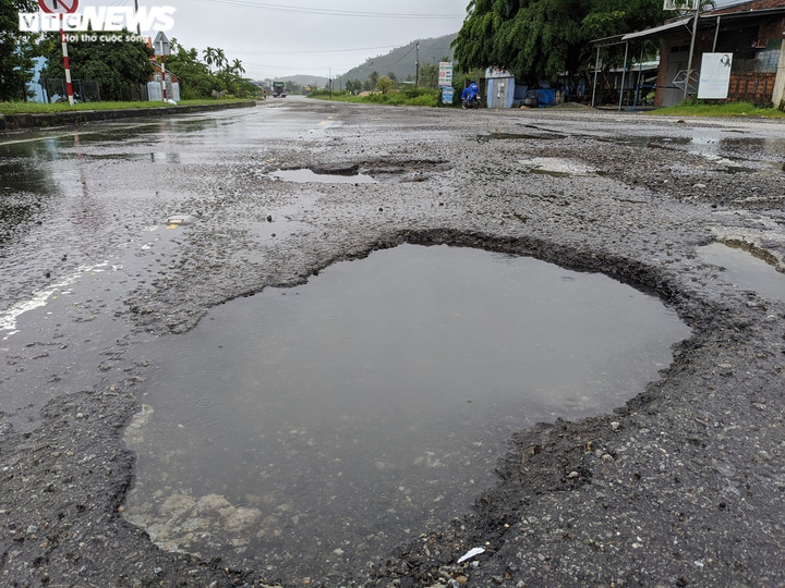 Ảnh: Vá 'ổ voi, ổ gà' chằng chịt trên Quốc lộ 1A sau mưa lớn - 3