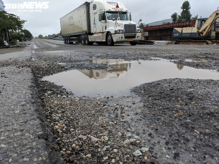 Ảnh: Vá 'ổ voi, ổ gà' chằng chịt trên Quốc lộ 1A sau mưa lớn - 1
