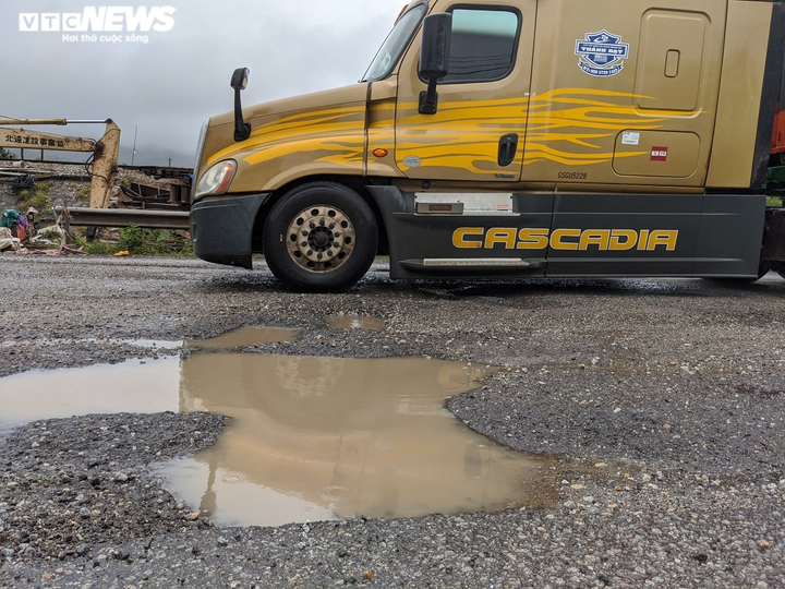 Ảnh: Vá 'ổ voi, ổ gà' chằng chịt trên Quốc lộ 1A sau mưa lớn - 6