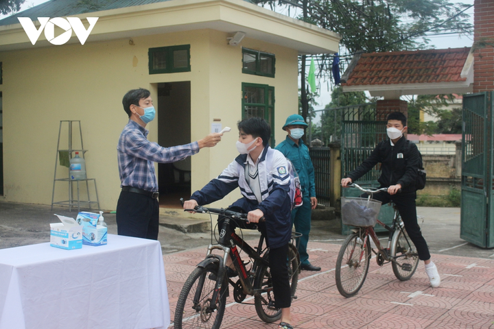 Buổi học đầu tiên của học sinh lớp 9 ngoại thành Hà Nội sau hơn nửa năm ở nhà - 6