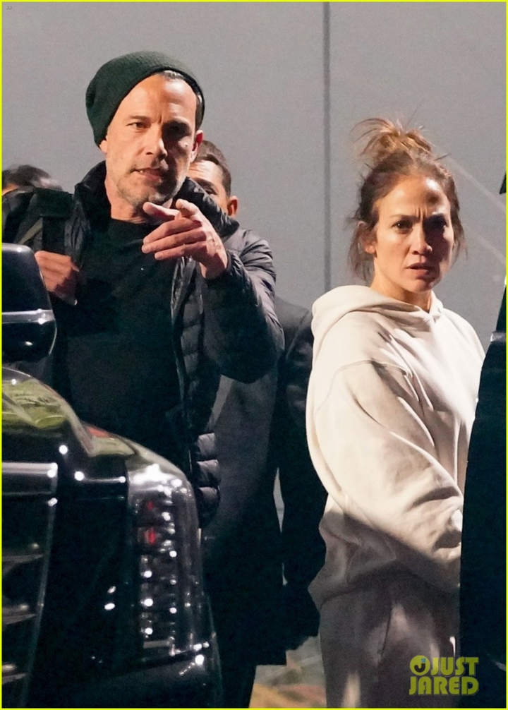 Jennifer Lopez đầu bù tóc rối tại sân bay - 1