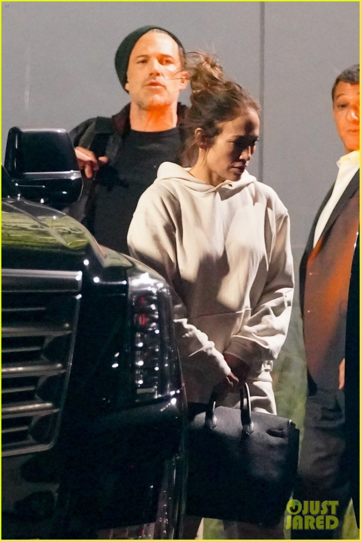 Jennifer Lopez đầu bù tóc rối tại sân bay - 4