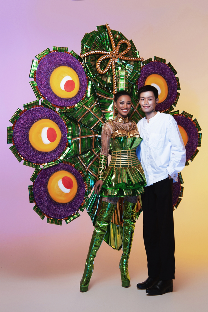 Nhà thiết kế kể chuyện làm bộ váy bánh tét cho Kim Duyên thi Miss Universe - 2