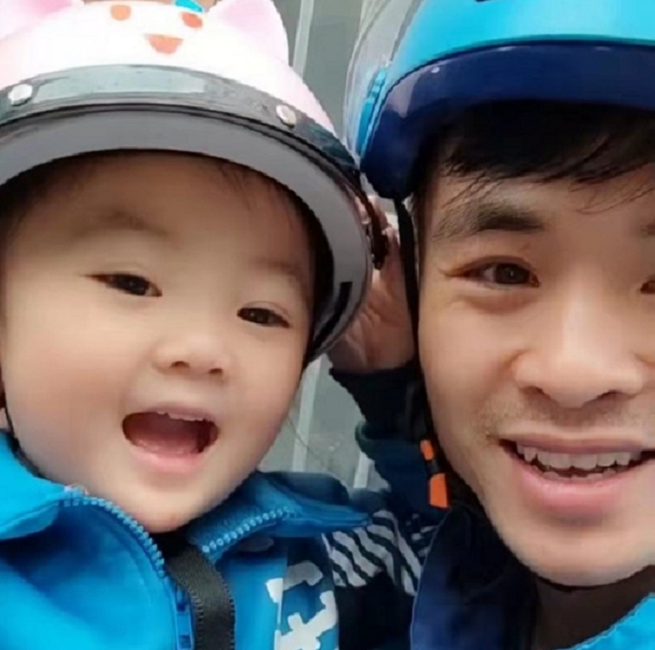 Bé gái ngồi trong hộp giao hàng cùng bố mưu sinh khiến dân mạng thương cảm - 5