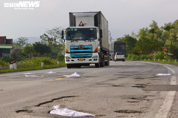 Ảnh: Vá 'ổ voi, ổ gà' chằng chịt trên Quốc lộ 1A sau mưa lớn - 2