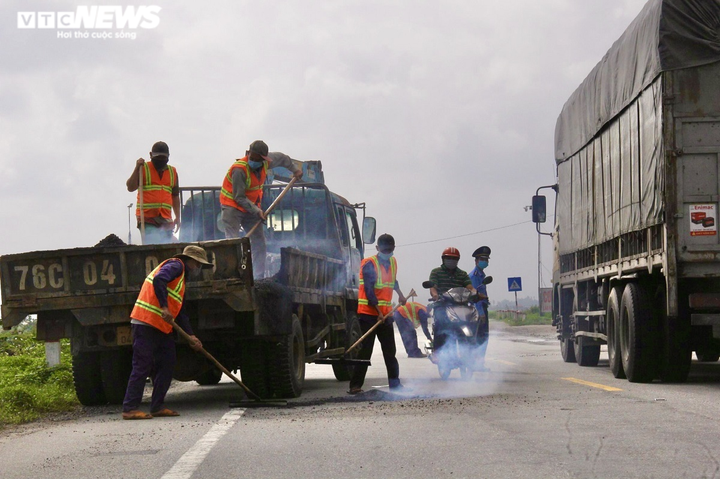 Ảnh: Vá 'ổ voi, ổ gà' chằng chịt trên Quốc lộ 1A sau mưa lớn - 10