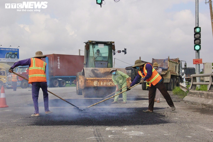 Ảnh: Vá 'ổ voi, ổ gà' chằng chịt trên Quốc lộ 1A sau mưa lớn - 7