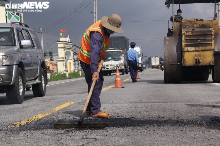 Ảnh: Vá 'ổ voi, ổ gà' chằng chịt trên Quốc lộ 1A sau mưa lớn - 8