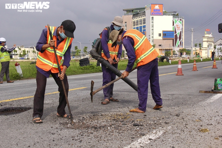 Ảnh: Vá 'ổ voi, ổ gà' chằng chịt trên Quốc lộ 1A sau mưa lớn - 9