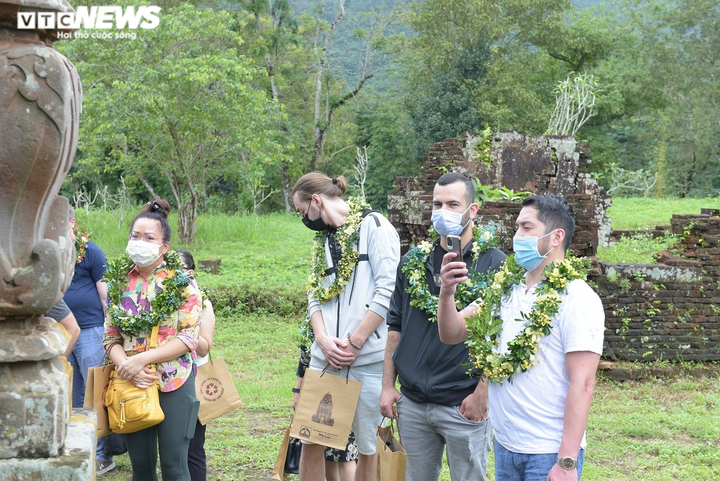 Ảnh: Thánh địa Mỹ Sơn đón đoàn khách quốc tế đầu tiên sau 2 năm - 9