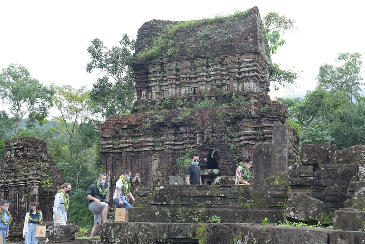 Ảnh: Thánh địa Mỹ Sơn đón đoàn khách quốc tế đầu tiên sau 2 năm - 7