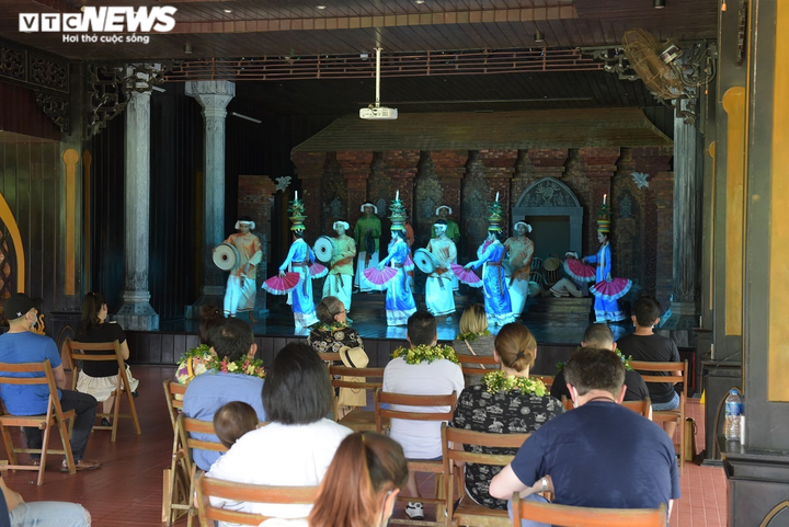 Ảnh: Thánh địa Mỹ Sơn đón đoàn khách quốc tế đầu tiên sau 2 năm - 5