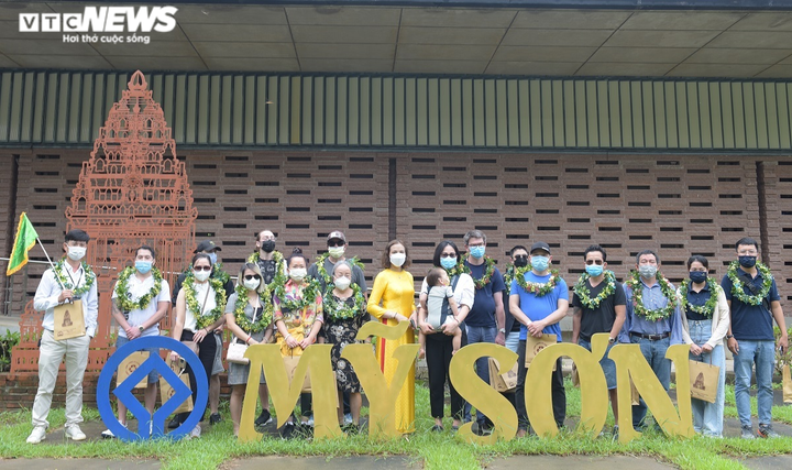 Ảnh: Thánh địa Mỹ Sơn đón đoàn khách quốc tế đầu tiên sau 2 năm - 10