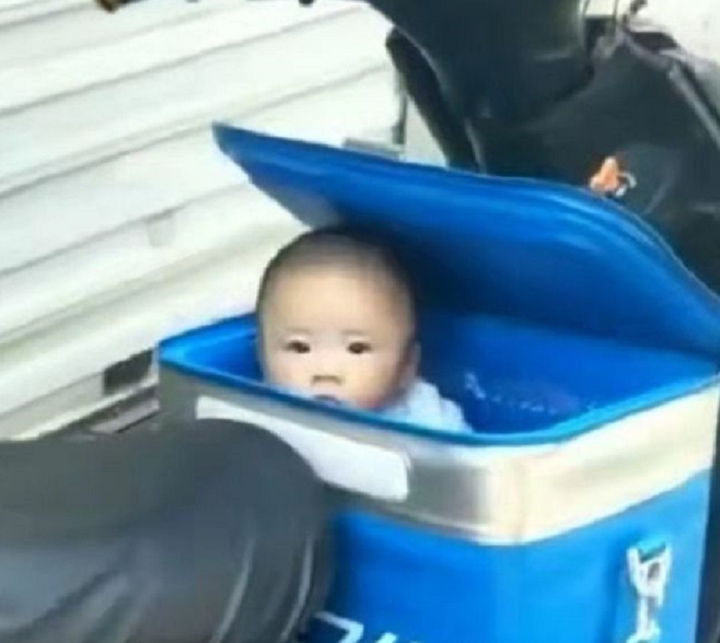 Bé gái ngồi trong hộp giao hàng cùng bố mưu sinh khiến dân mạng thương cảm - 1