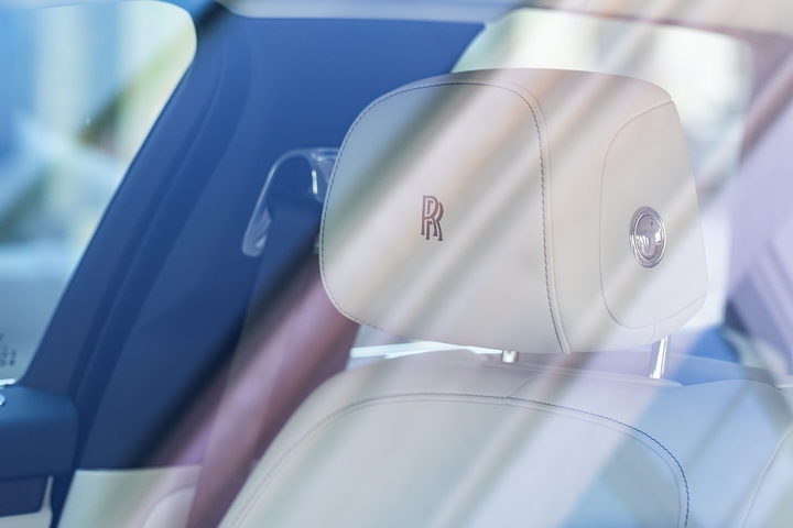 Ngắm siêu xe Rolls-Royce New Ghost màu bạc tuyệt đẹp trên phố TP.HCM - 5