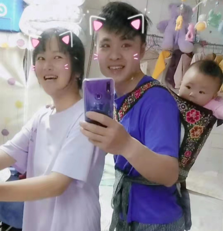 Bé gái ngồi trong hộp giao hàng cùng bố mưu sinh khiến dân mạng thương cảm - 4