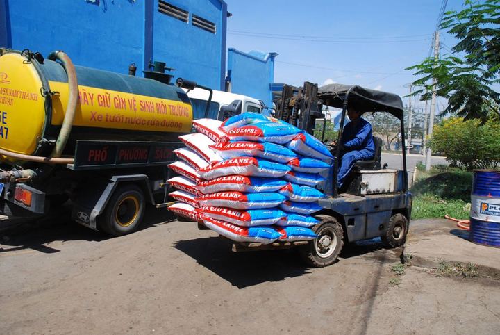 Người đàn ông miệt mài 'biến' rác thải nhựa thành tiền - 3
