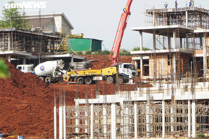 'Rừng' bê tông mọc lên từ con đường 'phục vụ sản xuất nông nghiệp' ở Lâm Đồng - 6