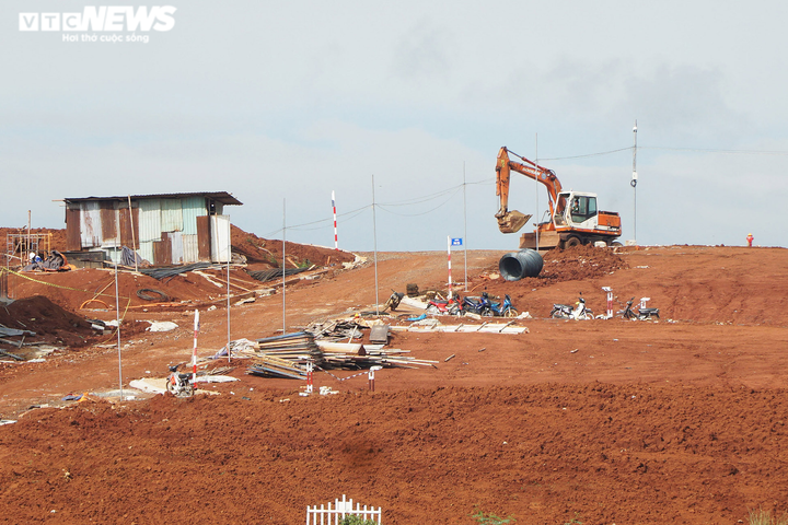 'Rừng' bê tông mọc lên từ con đường 'phục vụ sản xuất nông nghiệp' ở Lâm Đồng - 10