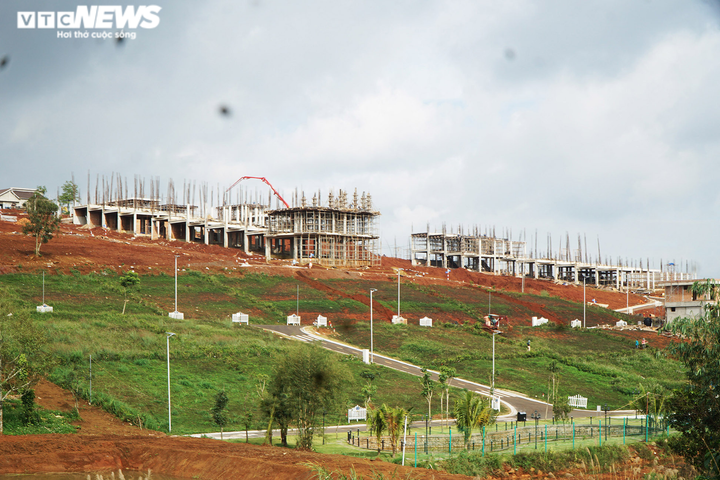 'Rừng' bê tông mọc lên từ con đường 'phục vụ sản xuất nông nghiệp' ở Lâm Đồng - 3