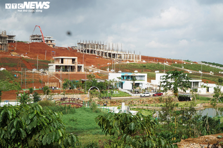 'Rừng' bê tông mọc lên từ con đường 'phục vụ sản xuất nông nghiệp' ở Lâm Đồng - 13