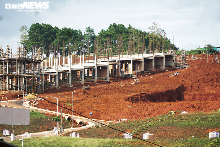 'Rừng' bê tông mọc lên từ con đường 'phục vụ sản xuất nông nghiệp' ở Lâm Đồng - 9