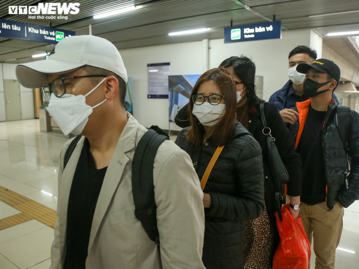 Ảnh: Hành khách xếp hàng mua vé tháng tàu Cát Linh - Hà Đông - 2