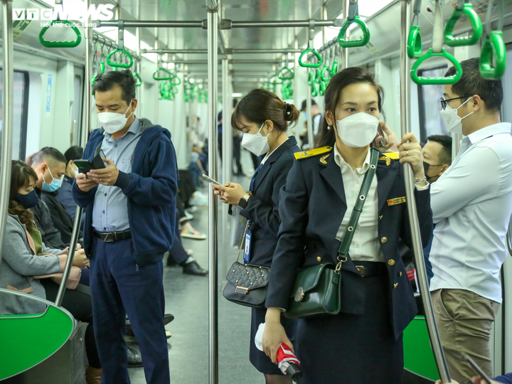 Ảnh: Hành khách xếp hàng mua vé tháng tàu Cát Linh - Hà Đông - 6