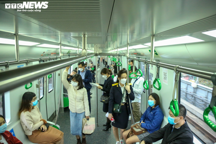 Ảnh: Hành khách xếp hàng mua vé tháng tàu Cát Linh - Hà Đông - 10