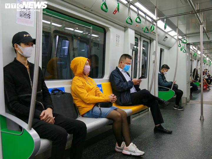 Ảnh: Hành khách xếp hàng mua vé tháng tàu Cát Linh - Hà Đông - 7