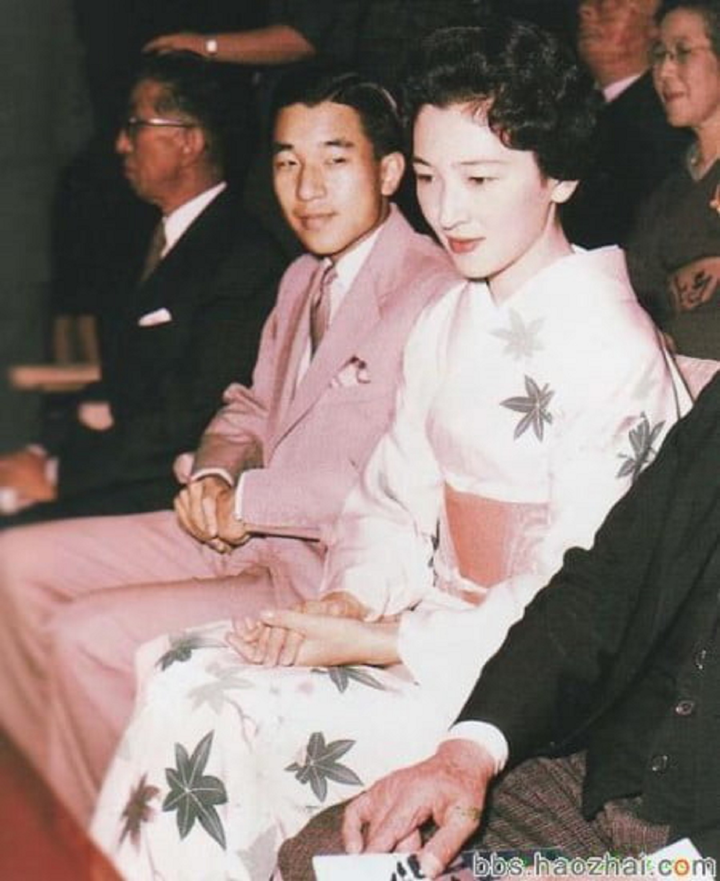 Thái tử Nhật đầu tiên phá quy tắc lấy vợ thường dân và cái kết đẹp sau 60 năm - 4