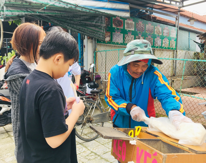 ‘Kẹo kéo càng kéo càng dài’, có ai còn nhớ món ăn tuổi thơ dữ dội này không? - 1