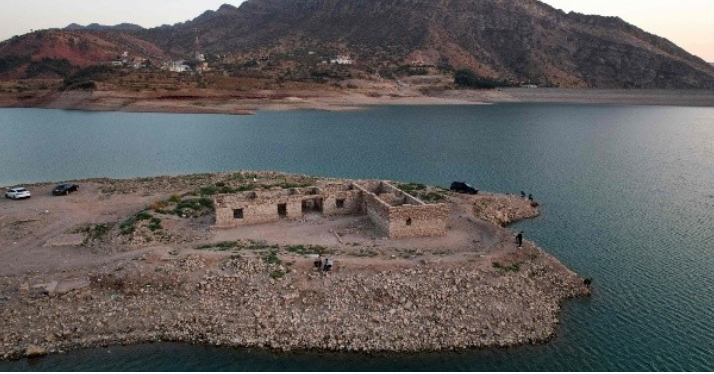 Ngôi làng 'hiện ra' sau 36 năm biến mất vì hạn hán - 1