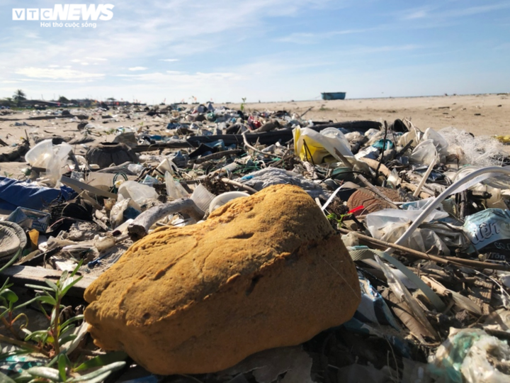 ‘Điểm đen’ ô nhiễm rác thải nhựa ở Bà Rịa - Vũng Tàu: Cảng cá biến thành bãi rác - 1