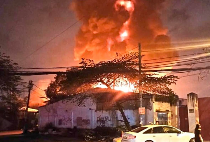 Loạt nhà xưởng ở TP.HCM cháy ngùn ngụt, gần 100 cảnh sát PCCC dập lửa cả đêm - 1