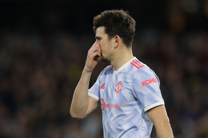 Man Utd nên tước băng đội trưởng của Maguire - 2