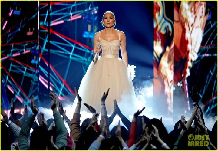 Jennifer Lopez gợi cảm, đẹp hoàn hảo trong bộ đầm cúp ngực - 4