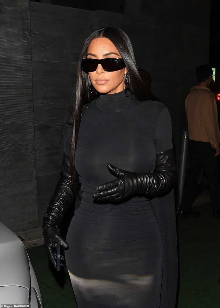 Ở tuổi 41, vóc dáng Kim Kardashian càng bốc lửa, trẻ trung - 2