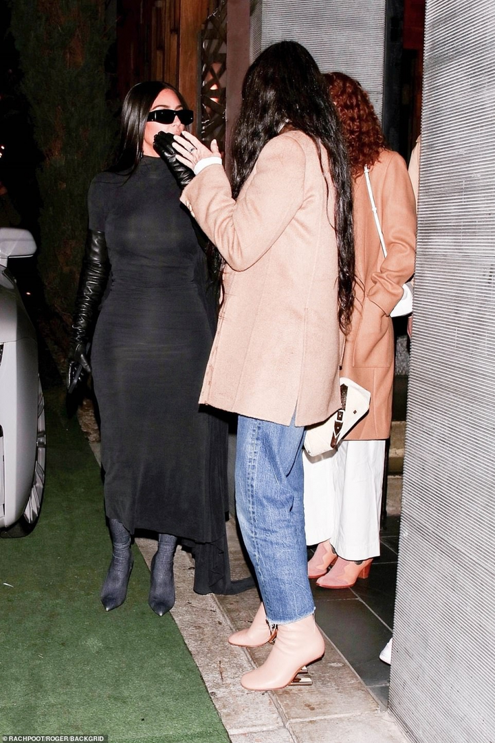 Ở tuổi 41, vóc dáng Kim Kardashian càng bốc lửa, trẻ trung - 3