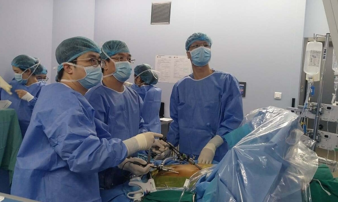 Lần đầu tiên ở Việt Nam: Nội soi lấy mảnh gan từ người sống để ghép - 1