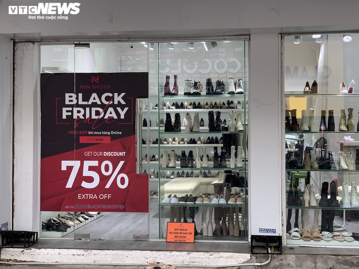 Ảnh: Khuyến mại tràn ngập phố Hà Nội, cơ hội tiết kiệm cho người tiêu dùng - 3