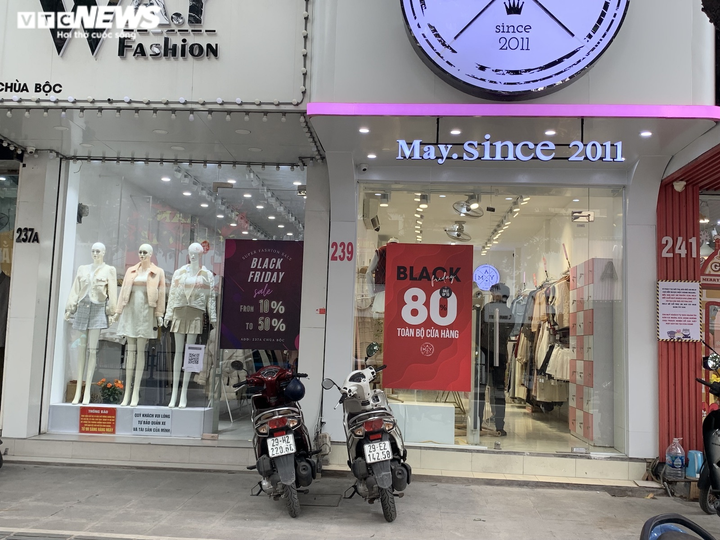 Ảnh: Khuyến mại tràn ngập phố Hà Nội, cơ hội tiết kiệm cho người tiêu dùng - 1