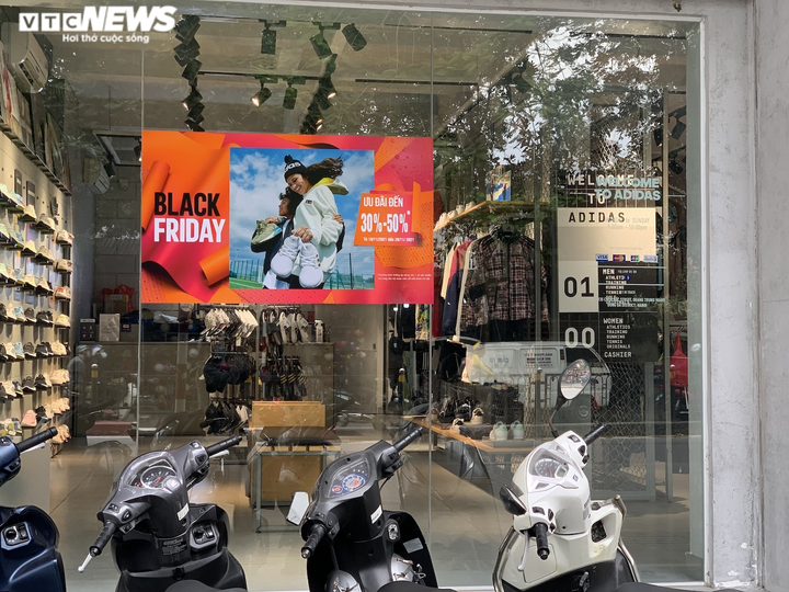 Ảnh: Khuyến mại tràn ngập phố Hà Nội, cơ hội tiết kiệm cho người tiêu dùng - 11